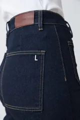 Pantalón jean culotte de tiro alto, color azul oscuro, con bolsillos frontales tipo parche y terminación desflecada en el ruedo.