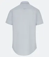 Camisa de vestir celeste con microestampado, corte slim, cuello abotonado y mangas cortas.