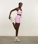 Bermuda deportiva de microfibra pesada color lila, sin estampa y con bolsillos laterales.