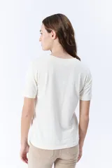 Remera blanca de corte recto con mangas cortas.