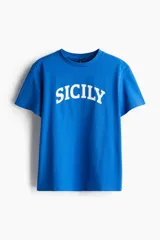 Remera azul de algodón con cuello redondo y estampado frontal con la palabra "Sicily" en color blanco.