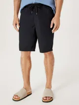 Bermuda color beige de sarga con cintura elastizada y cordón ajustable.