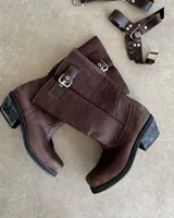 Bota alta de cuero vacuno color negro, con caña recta, punta cuadrada y estribo desmontable.