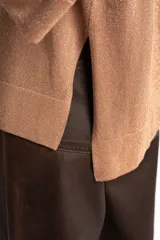 Sweater color cobre brillante, de tejido de punto con lurex, corte oversize, cuello redondo y mangas 3/4 con volados.
