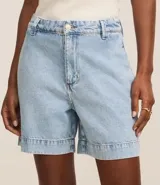 Short de jeans celeste con cintura alta, trabillas y bolsillos.