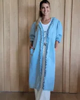 Kimono largo de denim negro con volados en el frente y mangas 3/4 abullonadas.