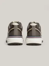 Zapatillas de running Tommy Hilfiger color gris con detalles en marrón y blanco.