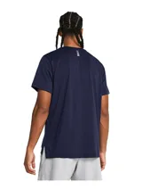 Remera deportiva negra de manga corta, con logo Under Armour estampado en blanco en el pecho.