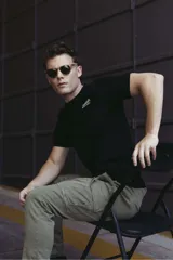 Remera blanca de algodón con cuello redondo y manga corta. Estampa pequeña en el pecho con un sol y texto.