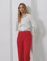 Pantalón largo color beige, de gabardina elastizada, marca Zac & Rachel, con bolsillos delanteros y traseros.