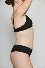 Soutien negro de algodón con elastano, de corte triangular y sin aro, con tirantes finos ajustables.