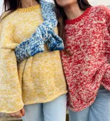 Sweater de lana tejido a mano con doble hilado, con cuello redondo y diseño jaspeado en dos colores.