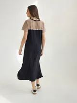 Vestido midi marrón con mangas cortas grises.