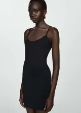 Vestido corto negro ajustado al cuerpo, con tirantes finos regulables y escote redondo.
