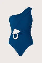 Traje de baño entero asimétrico de un hombro color azul rey, con corte lateral y hebilla dorada.