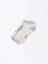 Pack de dos pares de medias cortas, uno gris con estampado de estrellas rosas y otro rosa liso.