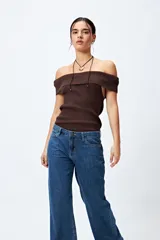 Pantalón de jean gris oscuro, de corte recto y tiro bajo.