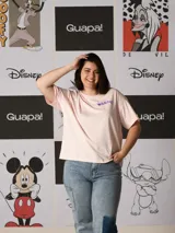 Remera de manga corta color rosa claro, corte holgado, con un pequeño estampado en el pecho que dice "VAGSC".