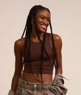Musculosa cropped marrón de microfibra con tacto helado y escote halter.