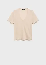 Remera color crema de lino con cuello en V y mangas cortas.