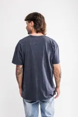 Remera oversize azul con efecto gastado y estampa en el frente.
