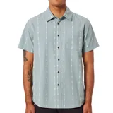 Camisa celeste con estampado de líneas verticales blancas, de manga corta, con cuello clásico, cierre frontal con botones marrones y bolsillo de parche en el pecho.