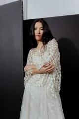 Blusa con diseño de mini flores, mangas 3/4 y cuello cuadrado.