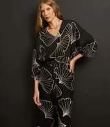 Pantalón wide leg negro con estampado de hojas en color crema, cintura elastizada y bordado de follaje.