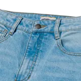Pantalón de jean celeste de corte ancho, con cierre de cremallera, diseño de cinco bolsillos, remache con el logo de la marca en el bolsillo de mano, parche con el logo de Cat en la cintura trasera y etiqueta triangular envolvente en el bolsillo de parche trasero.