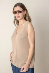 Blusa italiana tejida en lino y viscosa, color blanco, sin mangas y con escote en V.