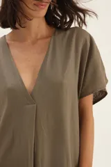 Vestido largo color visón, de lino, corte amplio, mangas cortas tipo murciélago y escote en V.