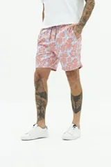 Short de baño largo azul con estampado abstracto de hojas en tonos azules más claros. Posee cintura elástica con cordón de ajuste gris, bolsillos laterales y un bolsillo trasero.