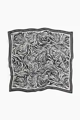 Pañuelo cuadrado de tela suave con estampado abstracto de cebra en blanco y negro.