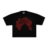 Remera de algodón negra con estampa en plastisol de alta calidad en color rojo, de corte boxy fit.