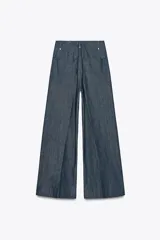 Pantalón de jean azul oscuro, de tiro alto y corte wide leg.