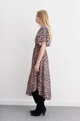 Vestido midi con estampado animal print, mangas cortas amplias, escote en V, cintura elastizada tipo nido de abeja, tajo central y ruedo asimétrico en picos.