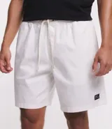 Bermuda blanca de sarga lavada con lazo en la cintura y bolsillos laterales.