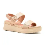 Sandalias con plataforma color beige, con tiras anchas y hebilla decorativa.