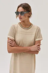 Vestido midi de tejido de punto color beige, con escote redondo, mangas cortas, tajos laterales y diseño con patrón de puntos calados y rayas.