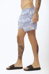 Short de baño con estampado de hojas de palmera en tonos beige, verde y naranja.