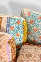 Neceser rectangular con cierre superior, estampado floral en tonos azul sobre fondo blanco.