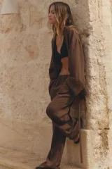 Kimono marrón de escote pico cruzado y manga larga amplia. Cierre con lazada interior y lateral.