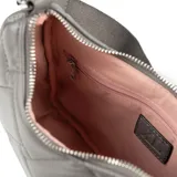 Bandolera gris de cuero sintético acolchado con diseño geométrico. Tiene correa regulable, cierre principal, bolsillo externo con cierre y bolsillos internos.