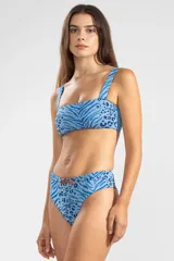 Top de bikini con estampado animal print azul, corte bandeau, breteles anchos y almohadillas removibles.