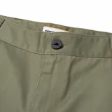 Pantalón de gabardina color verde oliva, corte recto, con bolsillos laterales, traseros y utilitario en el muslo. Cierre con cremallera y botón.