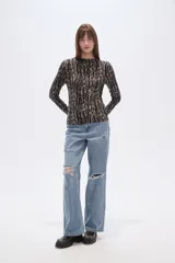 Remera negra de manga larga con cuello alto, confeccionada en viscosa y elastano, de corte ajustado.