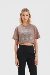 Remera corta color rosa viejo con estampado floral plateado.