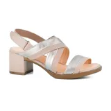 Sandalias negras de cuero sintético con tiras cruzadas, una de charol y otra con textura de piel de cocodrilo. Tienen pulsera con hebilla y tacón cuadrado.