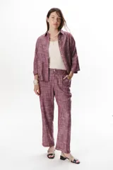 Camisa manga 3/4 con cuello mao y cierre frontal con botones.