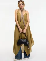 Vestido negro con escote en V y breteles finos. Corte evasé amplio con caída en picos.